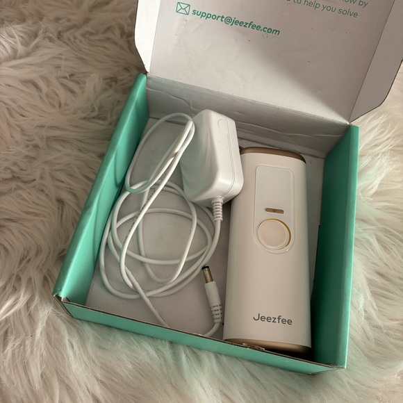 Jeezfee White and Gold Hair Removal Device - Picture 3 of 3